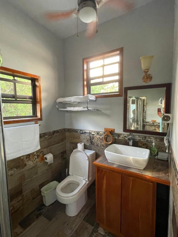 Hidden Treasure Vacation Home Blue Bay Cottage キー・カーカー エクステリア 写真